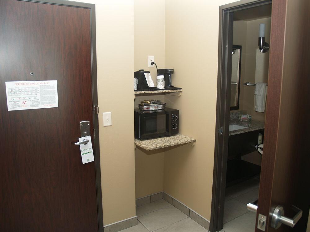 Holiday Inn Salina By Ihg Exterior photo
